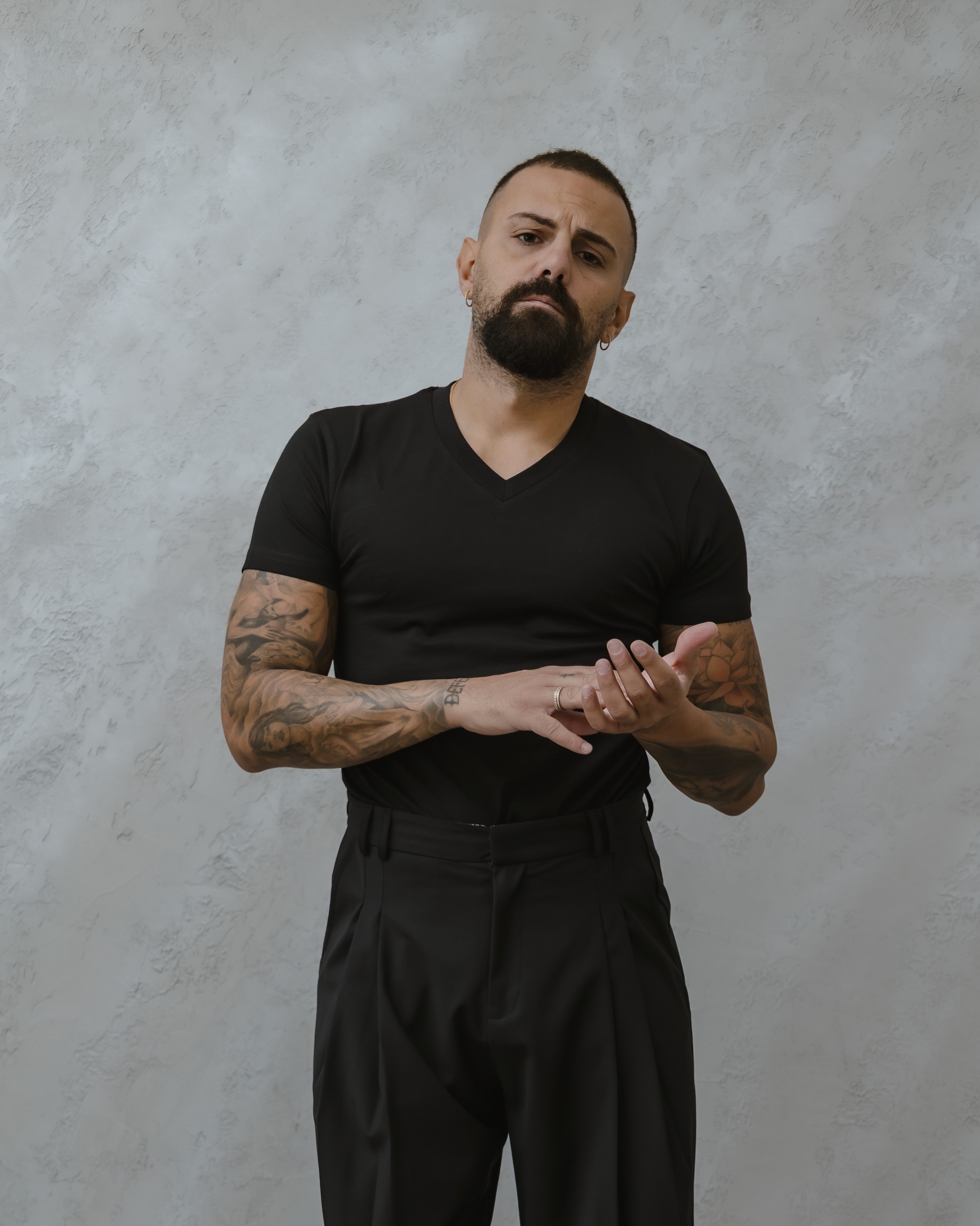 T-SHIRT SCOLLO "V"-MA1011 NERO