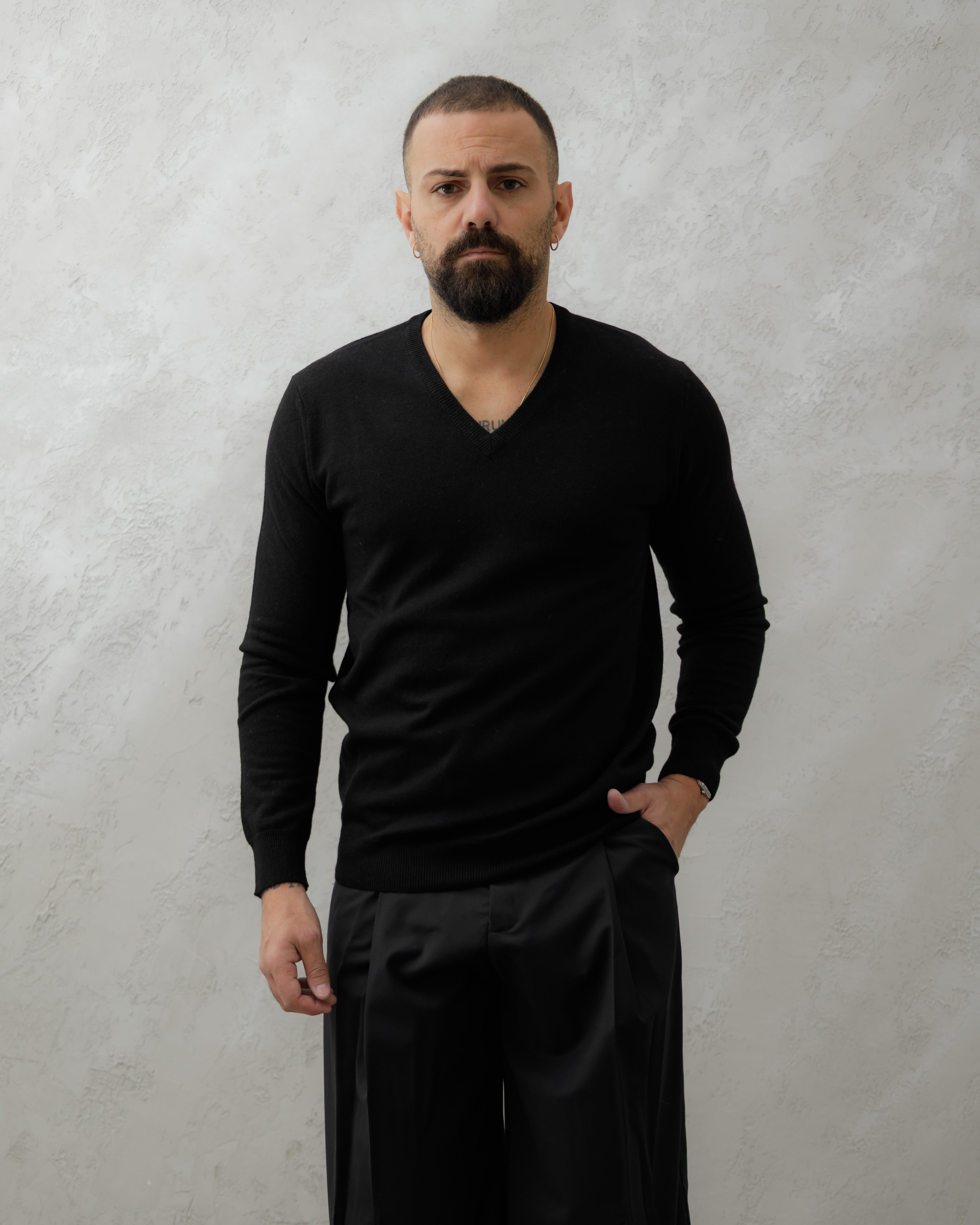 MAGLIA IN LANA SCOLLO V - MA7066 NERO